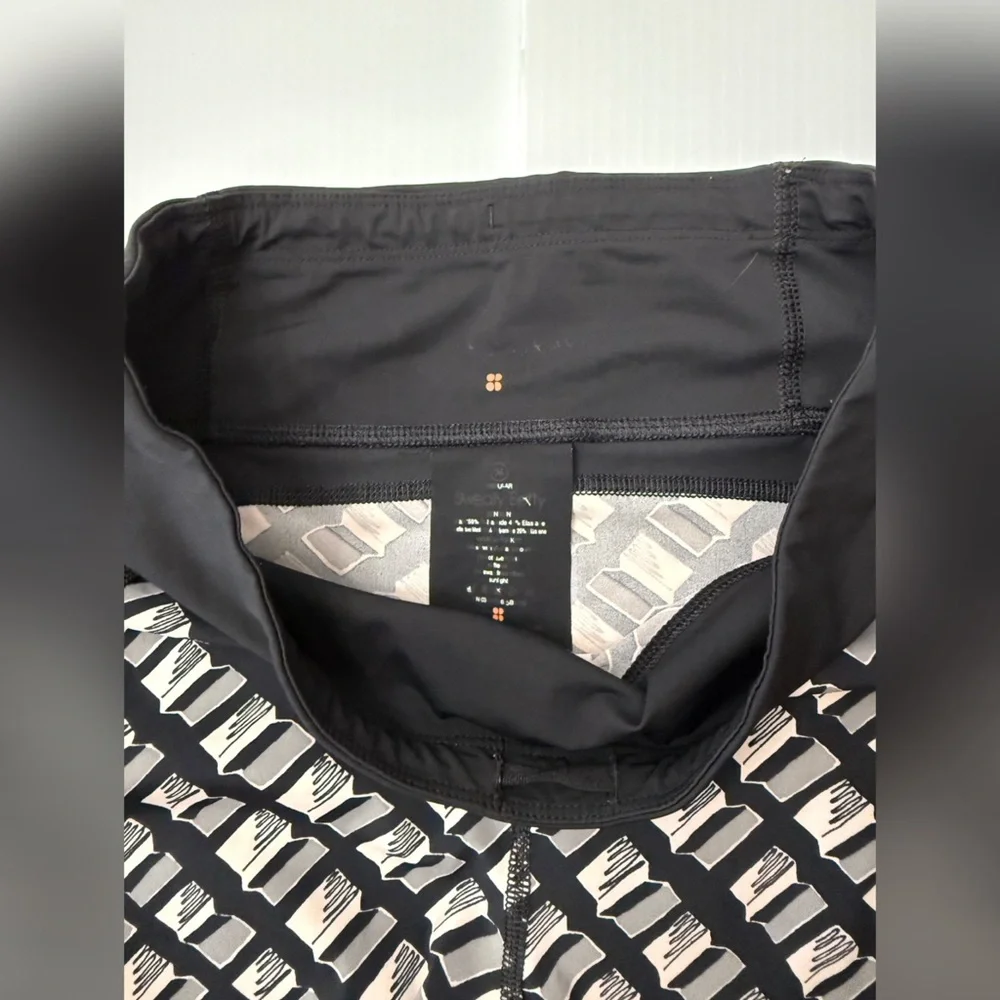 Sweaty Betty Zero Gravity Leggings - Black and Gray Geometric - M